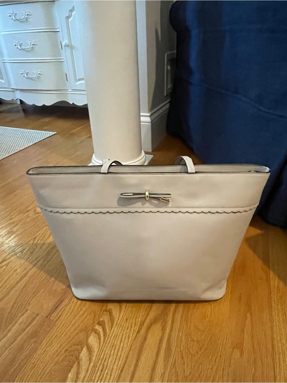 Cream Tote Bag with Scallop Trim and Interior Pockets